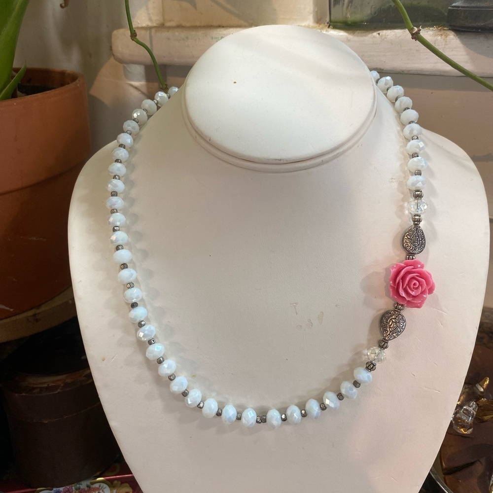 Beautiful Vintage White Facetted Beaded Necklace w/ Rose 🌹 & Sterling Silver 925